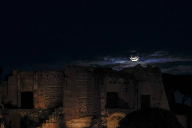 Full moon rising in Rome ROME, ITALY, OCTOBER 26: The full moon rises behind the Palatine hill in Rome, Italy, on October 26, 2026. Riccardo De Luca Anadolu Rome Italy. Editorial use only. Please get in touch for any other usage.  Copyright: x2026xAnadoluxRiccardoxDexLucax