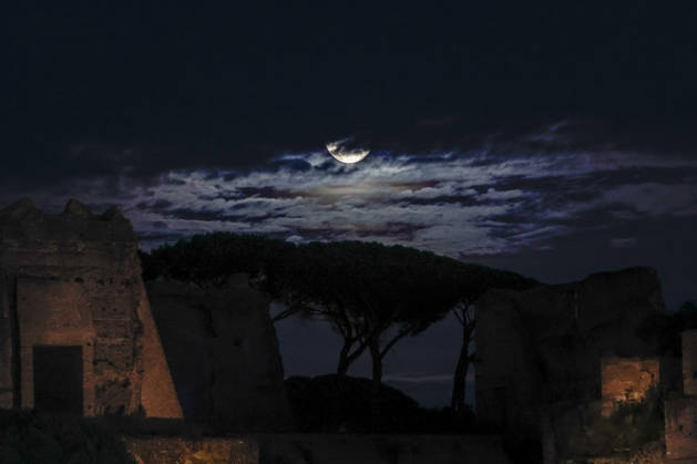 Full moon rising in Rome ROME, ITALY, OCTOBER 26: The full moon rises behind the Palatine hill in Rome, Italy, on October 26, 2026. Riccardo De Luca Anadolu Rome Italy. Editorial use only. Please get in touch for any other usage.  Copyright: x2026xAnadoluxRiccardoxDexLucax