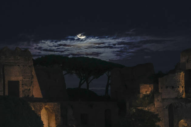 Full moon rising in Rome ROME, ITALY, OCTOBER 26: The full moon rises behind the Palatine hill in Rome, Italy, on October 26, 2026. Riccardo De Luca Anadolu Rome Italy. Editorial use only. Please get in touch for any other usage.  Copyright: x2026xAnadoluxRiccardoxDexLucax