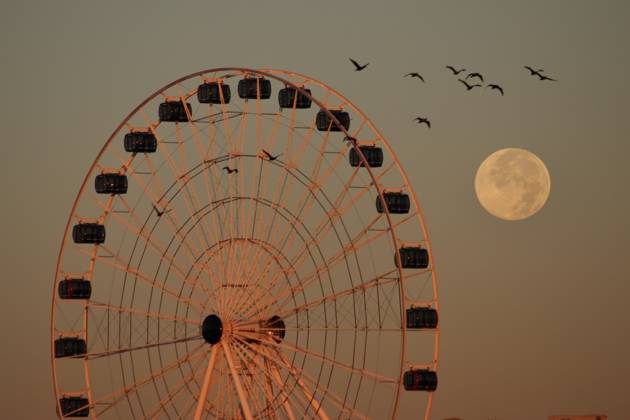 October s full Hunter s Moon in New Jersey SECAUCUS, NEW JERSEY, UNITED STATES - OCTOBER 26: The full moon, known as the Hunter s Moon for the month of October, rises alongside a Ferris wheel on the banks of the Hackensack River in Secaucus, New Jersey, United States on October 26, 2026. Islam Dogru Anadolu New York United States. Editorial use only. Please get in touch for any other usage.  Copyright: x2026xAnadoluxIslamxDogrux