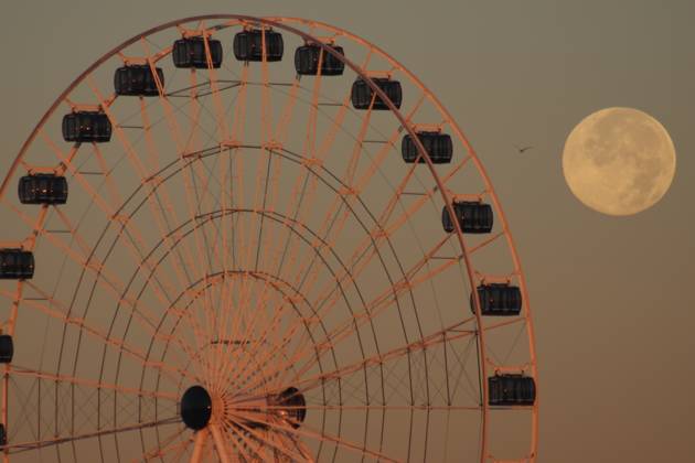 October s full Hunter s Moon in New Jersey SECAUCUS, NEW JERSEY, UNITED STATES - OCTOBER 26: The full moon, known as the Hunter s Moon for the month of October, rises alongside a Ferris wheel on the banks of the Hackensack River in Secaucus, New Jersey, United States on October 26, 2026. Islam Dogru Anadolu New York United States. Editorial use only. Please get in touch for any other usage.  Copyright: x2026xAnadoluxIslamxDogrux