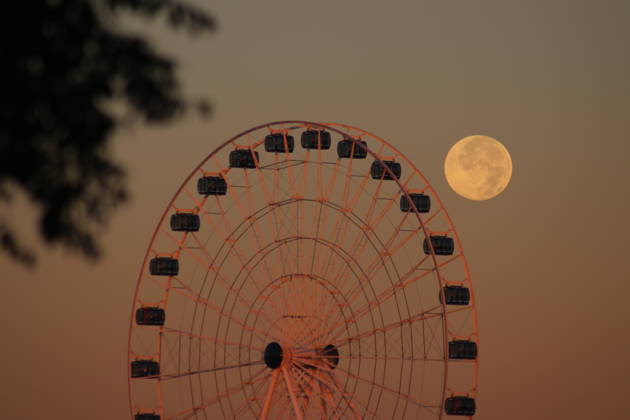 October s full Hunter s Moon in New Jersey SECAUCUS, NEW JERSEY, UNITED STATES - OCTOBER 26: The full moon, known as the Hunter s Moon for the month of October, rises alongside a Ferris wheel on the banks of the Hackensack River in Secaucus, New Jersey, United States on October 26, 2026. Islam Dogru Anadolu New York United States. Editorial use only. Please get in touch for any other usage.  Copyright: x2026xAnadoluxIslamxDogrux
