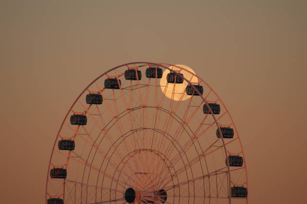 October s full Hunter s Moon in New Jersey SECAUCUS, NEW JERSEY, UNITED STATES - OCTOBER 26: The full moon, known as the Hunter s Moon for the month of October, rises alongside a Ferris wheel on the banks of the Hackensack River in Secaucus, New Jersey, United States on October 26, 2026. Islam Dogru Anadolu New York United States. Editorial use only. Please get in touch for any other usage.  Copyright: x2026xAnadoluxIslamxDogrux