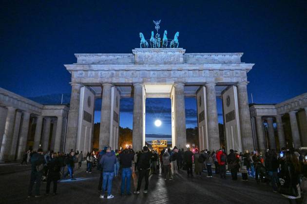 New Lighting for the Brandenburg Gate ** FOR EDITORIAL USE ONLY ** EDITORIAL USE ONLY ** p New Lighting for the Brandenburg Gate, Berlin’s most famous landmark is getting a nighttime makeover; the usual lighting will be turned off and the moonlight —a glowing sphere in the central archway—will be turned on, photographed on Copyright: MaurizioxGambarini doc887aguhzjgpysldcugi ,EDITORIAL USE ONLY Copyright: MaurizioxGambarini