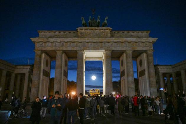 New Lighting for the Brandenburg Gate ** FOR EDITORIAL USE ONLY ** EDITORIAL USE ONLY ** p New Lighting for the Brandenburg Gate, Berlin’s most famous landmark is getting a nighttime makeover; the usual lighting will be turned off and the moonlight —a glowing sphere in the central archway—will be turned on, photographed on Copyright: MaurizioxGambarini doc887agurjwaxmfrkuq8q ,EDITORIAL USE ONLY Copyright: MaurizioxGambarini