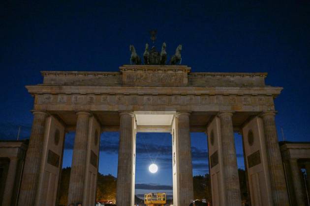 New Lighting for the Brandenburg Gate ** FOR EDITORIAL USE ONLY ** EDITORIAL USE ONLY ** p New Lighting for the Brandenburg Gate, Berlin’s most famous landmark is getting a nighttime makeover; the usual lighting will be turned off and the moonlight —a glowing sphere in the central archway—will be turned on, photographed on Copyright: MaurizioxGambarini doc887agux3z787b5bmuij ,EDITORIAL USE ONLY Copyright: MaurizioxGambarini