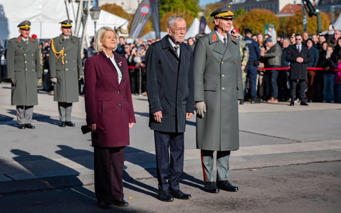 October 26, 2026 Official celebrations for Austria’s National Day 2026 Wreath-laying ceremony during the official celebrations on National Day 2026 at the outer castle gate on Vienna’s Heldenplatz, Austria. The photo shows ÖVP Federal Minister of Defense