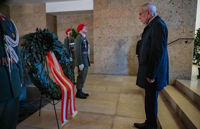 October 26, 2026 Official celebrations for Austria’s National Day 2026 Wreath-laying ceremony during the official celebrations on National Day 2026 at the outer castle gate on Heldenplatz in Vienna, Austria. The photo shows Alexander Sascha Van der Bellen, Federal President of the Republic of Austria, at Heldenplatz in Vienna, Austria.