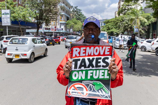 Protesters Demonstrate Against Rising Fuel Prices in Nairobi - 26 Oct 2026 Kenyan human rights activist holds a placard during the protest. Protesters demonstrated against rising fuel prices and the cost of living in Nairobi s Central Business District, calling for lower fuel prices and the removal of fuel taxes. Nairobi Kenya Copyright: xBonifacexMuthonix xSOPAxImagesx BMI-1(6)