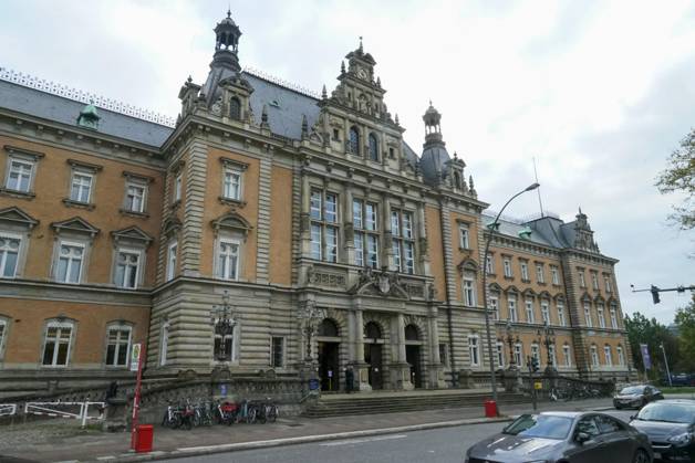 CNTV COURT Exterior View Hamburg, Sievekingsplatz High security measures are in place at the Hamburg Regional Court Criminal Justice Building October 27, 2026 Hamburg, Germany