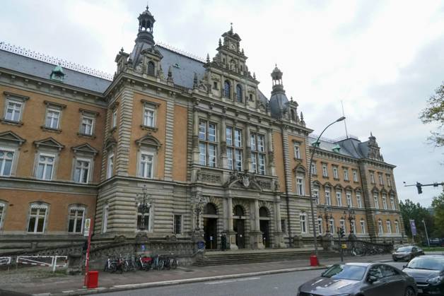 CNTV COURT Exterior View Hamburg, Sievekingsplatz High security measures are in place at the Hamburg Regional Court Criminal Justice Building October 27, 2026 Hamburg, Germany