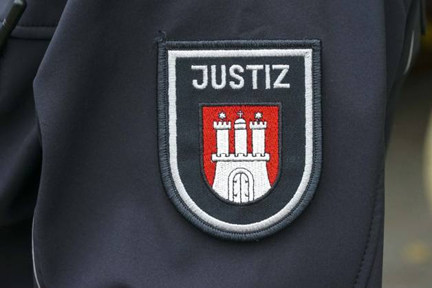 CNTV COURT Justice Coat of Arms of Hamburg on the sleeve of an officer s uniform Attack on the Nord Stream pipeline in the Baltic Sea during the trial High security measures October 27, 2026 Hamburg, Sievekingsplatz 2, Day 2 of the trial High security measures are in place at the Hamburg Regional Court, Criminal Justice Building, Hamburg, Germany