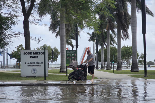 A man walks with his baby in a stroller along a street in a flooded area at Jose Milton Park, on 26 October 2026 in downtown Miami, Florida, USA issued 27 October 2026. The National Weather Service (NWS) issued a coastal flood alert for southeastern Florida—in effect until Wednesday—due to high tides (spring tides) affecting the region, which have inundated parts of Miami and Fort Lauderdale. King tides inundate areas of Miami and trigger flood alerts in Florida !ACHTUNG: NUR REDAKTIONELLE NUTZUNG!  Copyright: xAlbertoxBoalx USA4579 20261027-55021808056_1