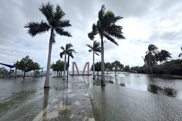 Photograph showing the flooded area near the iconic giant domino piece sculpture located in Jose Milton Park, on 26 October 2026 in downtown Miami, Florida, USA issued 27 October 2026. The National Weather Service (NWS) issued a coastal flood alert for southeastern Florida—in effect until Wednesday—due to high tides (spring tides) affecting the region, which have inundated parts of Miami and Fort Lauderdale. King tides inundate areas of Miami and trigger flood alerts in Florida !ACHTUNG: NUR REDAKTIONELLE NUTZUNG!  Copyright: xAlbertoxBoalx USA4575 20261027-55021808071_1