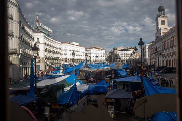 October 27, 2026, Madrid, Spain: A general view of MadridÃ¢â‚¬â ¢s Puerta del Sol, featuring hundreds of tents..The encampment at MadridÃ¢â‚¬â ¢s Puerta del Sol has reached its one-month mark. Hundreds of tents remain set up by housing rights activists, who organized the occupation of the square in response to the eviction of MaricarmenÃ¢â‚¬a woman in her eightiesÃ¢â‚¬carried out by a real estate investment fund. Madrid Spain  - ZUMAs197 20261027_aaa_s197_161 Copyright: xDavidxCanalesx