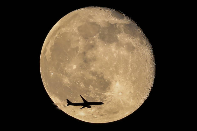 Hunter s Moon rises over Erbil, Iraq ERBIL, IRAQ - OCTOBER 27: A passenger plane passes in front of October s full moon, known as the Hunter s Moon, creating a striking view in the night sky, on October 27, 2026 in Erbil, Iraq. Ahsan Mohammed Ahmed Ahmed Anadolu Erbil Iraq. Editorial use only. Please get in touch for any other usage.  Copyright: x2026xAnadoluxAhsanxMohammedxAhmedxAhmedx