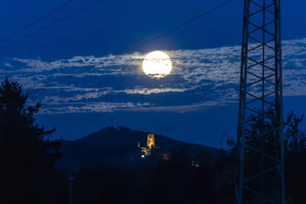 Rising Full Moon over the Siebengebirge with the Drachenfels and the Ölberg, October 27, 26. The rising, waning full moon hangs over the Siebengebirge, View from Wachtberg-Ließem. On the Drachenfels near Königswinter (321 m), the illuminated castle ruins are visible, with the Ölberg behind them. On the right side of the im Copyright: xMarcxJohnx