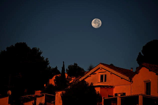 October 27, 2026, Marseille, France: The Hunter s Moon, also called the Super Harvest Moon during daybreak in Marseille. Marseille France  - ZUMAs197 20261027_aaa_s197_187 Copyright: xGerardxBottinox