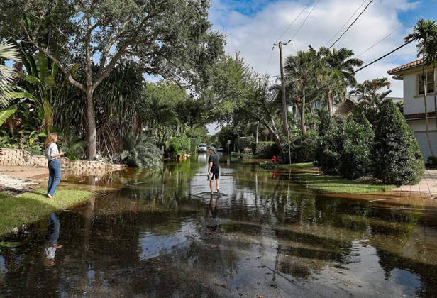 US-NEWS-WEA-FLA-FLOODING-FILEPIC-3-MI Las Olas investment banker Gonzalo E. Vazquez stops in floodwaters to speak to a neighbor on St. Gordon Road as he makes his way home with shoes in hand. King tide floodwaters took over South Florida on Tuesday, Oct. 27, 2026, and affluent areas like Las Olas were not exempt. (Carl Juste Miami Herald TNS) Fort Lauderdale Florida US EDITORIAL USE ONLY Copyright: xx 188449381W CarlxJustex krtphotoslive968033