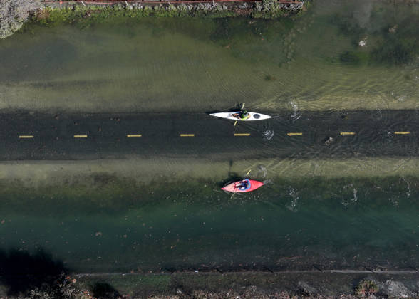 High tide in Marin County of California MARIN COUNTY, CA - OCTOBER 27: Floodwaters covered roads in Marin County as residents kayaking on the bike trail during high tide between Sausalito and Mill Valley in California, United States on October 27, 2026. Tayfun Coskun Anadolu California United States. Editorial use only. Please get in touch for any other usage.  Copyright: x2026xAnadoluxTayfunxCoskunx