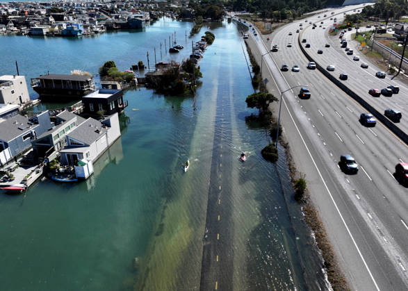 High tide in Marin County of California MARIN COUNTY, CA - OCTOBER 27: Floodwaters covered roads in Marin County as residents kayaking on the bike trail during high tide between Sausalito and Mill Valley in California, United States on October 27, 2026. Tayfun Coskun Anadolu California United States. Editorial use only. Please get in touch for any other usage.  Copyright: x2026xAnadoluxTayfunxCoskunx