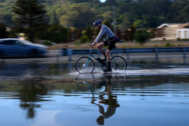 Bikers during High tide in Sausalito, California MARIN COUNTY, CA - OCTOBER 27: Floodwaters covered roads in Marin County a biker rides on the bike trail during high tide between Sausalito and Mill Valley in California, United States on October 27, 2026. Tayfun Coskun Anadolu California United States. Editorial use only. Please get in touch for any other usage.  Copyright: x2026xAnadoluxTayfunxCoskunx