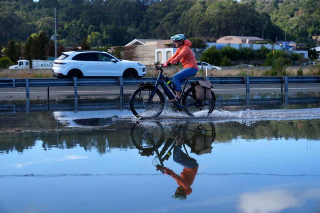 Bikers during High tide in Sausalito, California MARIN COUNTY, CA - OCTOBER 27: Floodwaters covered roads in Marin County a biker rides on the bike trail during high tide between Sausalito and Mill Valley in California, United States on October 27, 2026. Tayfun Coskun Anadolu California United States. Editorial use only. Please get in touch for any other usage.  Copyright: x2026xAnadoluxTayfunxCoskunx