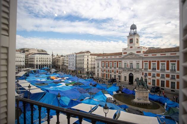Puerta del Sol Encampment in Madrid, Spain - 27 Oct 2026 A general view of Madrid’s Puerta del Sol, featuring hundreds of tents. The encampment at Madrid’s Puerta del Sol has reached its one-month mark. Hundreds of tents remain set up by housing rights activists, who organized the occupation of the square in response to the eviction of Maricarmen—a woman in her eighties—carried out by a real estate investment fund. Madrid Spain Copyright: xDavidxCanalesx xSOPAxImagesx David-Canales-1461939
