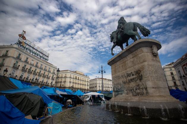 Puerta del Sol Encampment in Madrid, Spain - 27 Oct 2026 View of the statue of Charles III in Madrid’s Puerta del Sol. The encampment at Madrid’s Puerta del Sol has reached its one-month mark. Hundreds of tents remain set up by housing rights activists, who organized the occupation of the square in response to the eviction of Maricarmen—a woman in her eighties—carried out by a real estate investment fund. Madrid Spain Copyright: xDavidxCanalesx xSOPAxImagesx David-Canales-1461941