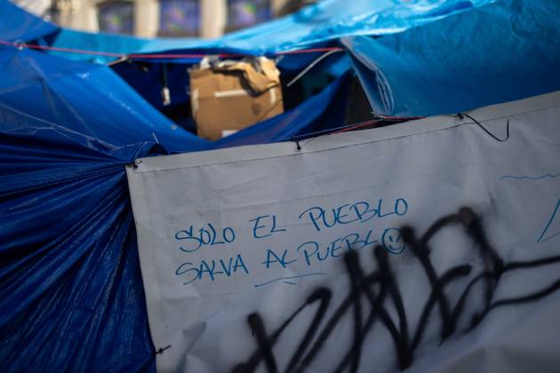 Puerta del Sol Encampment in Madrid, Spain - 27 Oct 2026 Graffiti reading Only the people can save the people is visible among tents at Madrid’s Puerta del Sol. The encampment at Madrid’s Puerta del Sol has reached its one-month mark. Hundreds of tents remain set up by housing rights activists, who organized the occupation of the square in response to the eviction of Maricarmen—a woman in her eighties—carried out by a real estate investment fund. Madrid Spain Copyright: xDavidxCanalesx xSOPAxImagesx David-Canales-1461947