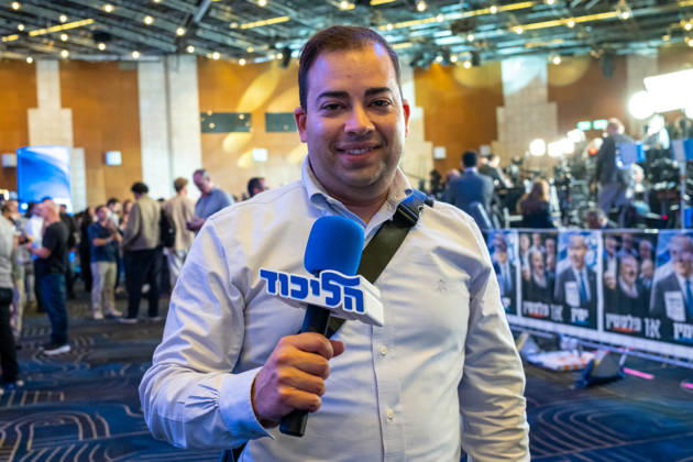 Israel, Jerusalem, October 27–28, 2026: Scenes from the election party of the Likud Party led by incumbent Prime Minister Benjamin Netanyahu. There was a long wait before Bibi took the stage, who didn’t take the stage until around 3:15 a.m. A Likud reporter holding a cube-shaped microphone with a 3D design, bearing the word Likud