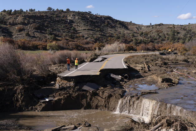 October 27, 2026, Pagosa Springs, Colorado, USA: Workers walk along a collapsed section of Colorado 151 as seen on Oct. 27, 2026, between Pagosa Springs and Ignacio. Recent heavy rains have caused severe flooding across southwestern Colorado, forcing evacuations and damaging roads and homes. Pagosa Springs USA  - ZUMAc262 20261027_znn_c262_001 Copyright: xCheneyxOrrx