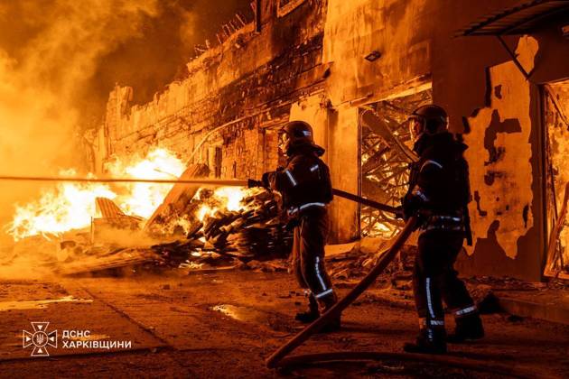 News Bilder des Tages 5 injured in Russian drone strike on Kharkiv, Ukraine says KHARKIV, UKRAINE - OCTOBER 28: (----EDITORIAL USE ONLY - MANDATORY CREDIT - STATE EMERGENCY SERVICE OF UKRAINE HANDOUT - NO MARKETING NO ADVERTISING CAMPAIGNS - DISTRIBUTED AS A SERVICE TO CLIENTS----) Firefighters work to extinguish a fire following a Russian drone strike in Kharkiv, Ukraine on October 28, 2026. Five people were injured in the attack, which also damaged residential buildings, a business facility and vehicles, according to Ukraine s State Emergency Service. State Emergency Service of Ukraine Handout Anadolu Kharkiv Ukraine. Editorial use only. Please get in touch for any other usage.  Copyright: x2026xAnadoluxStatexEmergencyxServicexofxUkrainex xHandoutx