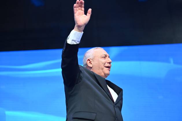 October 27, 2026, Tel Aviv, Israel: Israeli politician GADI EISENKOT, 66, thanks and waves to his supporters, gathered at the Yashar party s campaign headquarters in Tel Aviv as initial exit polls are released following Israel s parliamentary elections. The projections give the opposition bloc an advantage over Prime Minister B. Netanyahu s bloc, with neither securing a parliamentary majority. Tel Aviv Israel - ZUMAq101 20261028_zna_q101_007 Copyright: xPaulinaxPatimerx