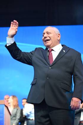 October 27, 2026, Tel Aviv, Israel: Israeli politician GADI EISENKOT, 66, waves to his supporters, gathered at the Yashar party s campaign headquarters in Tel Aviv as initial exit polls are released following Israel s parliamentary elections. The projections give the opposition bloc an advantage over Prime Minister B. Netanyahu s bloc, with neither securing a parliamentary majority. Tel Aviv Israel - ZUMAq101 20261028_zna_q101_002 Copyright: xPaulinaxPatimerx