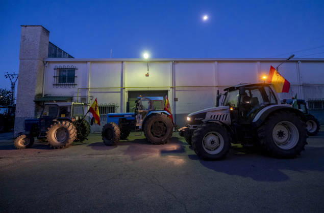 Nearly 500 tractors take to the streets of Madrid to demand a profitable agricultural sector. Several tractors are preparing to head for the capital on October 28, 2026, in Arganda del Rey, Madrid, Spain. Nearly 500 tractors, accompanied by thousands of farmers and ranchers from all over Spain—called to action by Asaja, COAG, and Unión de Uniones, have taken to the streets of Madrid to demand urgent measures that guarantee the profitability of farms and the future of the countryside. October 28, 2026, Arganda del Rey, Madrid, Arganda del Rey, Madrid, Spain  Copyright: xAlbertoxOrtegax 7874394