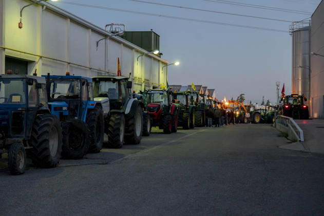 Nearly 500 tractors take to the streets of Madrid to demand a profitable agricultural sector. Several tractors are preparing to head for the capital on October 28, 2026, in Arganda del Rey, Madrid, Spain. Nearly 500 tractors, accompanied by thousands of farmers and ranchers from all over Spain—called to action by Asaja, COAG, and Unión de Uniones, have taken to the streets of Madrid to demand urgent measures that guarantee the profitability of farms and the future of the countryside. October 28, 2026, Arganda del Rey, Madrid, Arganda del Rey, Madrid, Spain  Copyright: xAlbertoxOrtegax 7874399