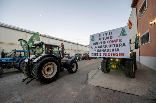 Nearly 500 tractors take to the streets of Madrid to demand a profitable agricultural sector. Several tractors are preparing to head for the capital on October 28, 2026, in Arganda del Rey, Madrid, Spain. Nearly 500 tractors, accompanied by thousands of farmers and ranchers from all over Spain—called to action by Asaja, COAG, and Unión de Uniones, have taken to the streets of Madrid to demand urgent measures that guarantee the profitability of farms and the future of the countryside. October 28, 2026, Arganda del Rey, Madrid, Arganda del Rey, Madrid, Spain  Copyright: xAlbertoxOrtegax 7874401
