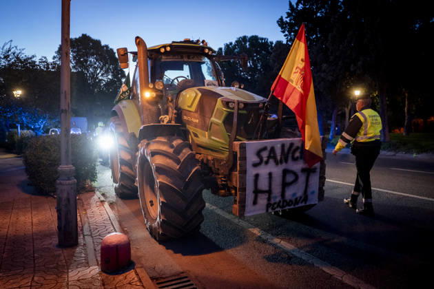 Nearly 500 tractors take to the streets of Madrid to demand a profitable agricultural sector. Several tractors are preparing to head for the capital on October 28, 2026, in Torrejón de la Calzada, Madrid, Spain. Nearly 500 tractors, accompanied by thousands of farmers and ranchers from all over Spain—called to action by Asaja, COAG, and Unión de Uniones, have taken to the streets of Madrid to demand urgent measures that guarantee the profitability of farms and the future of the countryside. October 28, 2026. On Foot. Torrejón de la Calzada, Madrid. Torrejón de la Calzada, Madrid, Spain  Copyright: xA.xPÃ rezxMecax 7874404