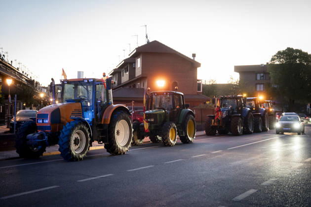 Nearly 500 tractors take to the streets of Madrid to demand a profitable agricultural sector. Several tractors are preparing to head for the capital on October 28, 2026, in Torrejón de la Calzada, Madrid, Spain. Nearly 500 tractors, accompanied by thousands of farmers and ranchers from all over Spain—called to action by Asaja, COAG, and Unión de Uniones, have taken to the streets of Madrid to demand urgent measures that guarantee the profitability of farms and the future of the countryside. October 28, 2026. On Foot. Torrejón de la Calzada, Madrid. Torrejón de la Calzada, Madrid, Spain  Copyright: xA.xPÃ rezxMecax 7874405