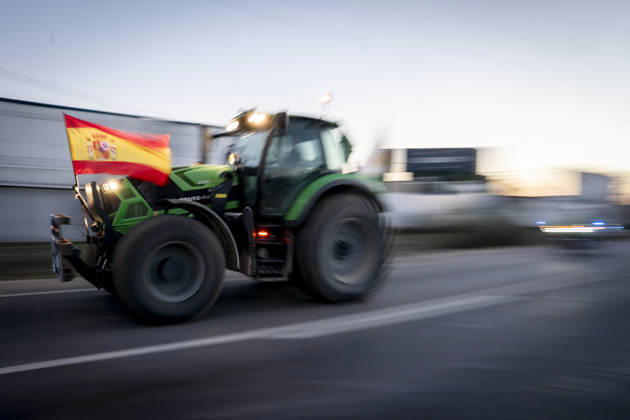 News Bilder des Tages Nearly 500 tractors take to the streets of Madrid to demand a profitable agricultural sector. Several tractors are preparing to head for the capital on October 28, 2026, in Torrejón de la Calzada, Madrid, Spain. Nearly 500 tractors, accompanied by thousands of farmers and ranchers from all over Spain—called to action by Asaja, COAG, and Unión de Uniones, have taken to the streets of Madrid to demand urgent measures that guarantee the profitability of farms and the future of the countryside. October 28, 2026. On Foot. Torrejón de la Calzada, Madrid. Torrejón de la Calzada, Madrid, Spain  Copyright: xA.xPÃ rezxMecax 7874409