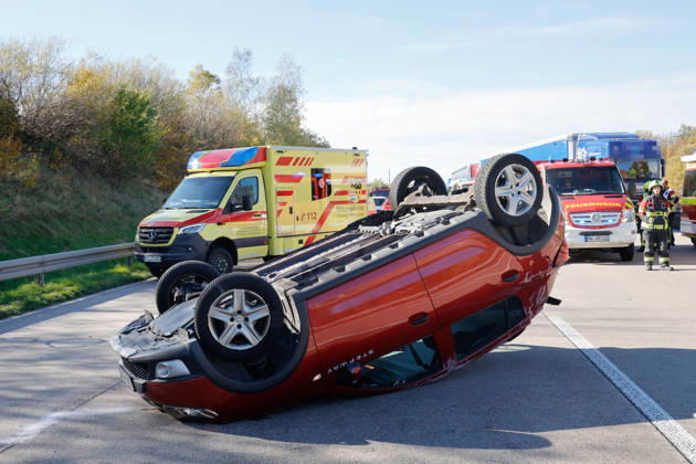 VKU_ A4 27.10.2026, A4, Unfall Am Dienstag ereignete sich gegen 10.30 Uhr auf der A4 Fahrtrichtung Dresden, zwischen Chemnitz- Ost und Frankenberg, ein schwerer Verkehrsunfall zwischen drei PKW. Wahrscheinlich kollidierten in der Auffahrt Chemnitz- Ost in Richtung Frankenberg drei PKW- Dacia, Kia und VW. Der Dacia überschlug sich mehrfach. Nach ersten Informationen wurden 7 Personen verletzt. An der Einsatzstelle waren Freiwillige Feuerwehren aus Oberlichtenau, Garnsdorf und Auerswalde, Rettungskräfte, ein Rettungshubschrauber und Polizei im Einsatz. Da ein Massenanfall von Verletzten gemeldet wurde, kam auch der leitende Notarzt des Landkreises Mittelsachsen zum Einsatz. Die A4 war in Fahrtrichtung Dresden voll gesperrt. Es bildete sich