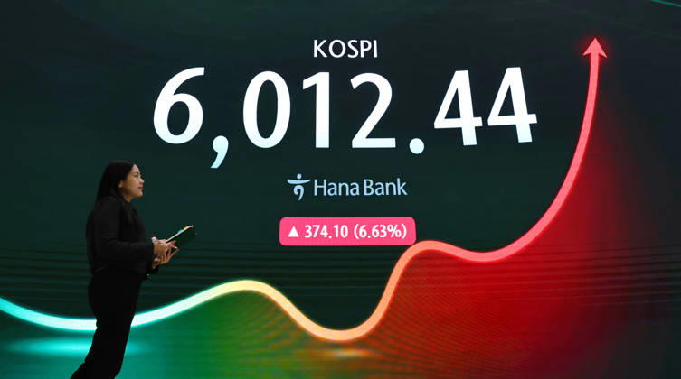 KOSPI skyrockets KOSPI skyrockets A financial data screen in the dealing room of Hana Bank in Seoul on Oct. 28, 2026, shows the benchmark Korea Composite Stock Price Index having risen 374.10 points, or 6.63 percent, to close at 6,012.44. Seoul shares surged, led by a rally in chipmakers after SK hynix reported record quarterly earnings and announced additional shareholder returns. (Yonhap) 2026-10-28 16:55:12 <Copyright ¨Ï 1980-2026 YONHAPNEWS AGENCY. .> ¼­¿ïÆ¯º°½Ã EDITORIAL USE ONLY  Copyright: xx skyrockets ???x yonphotos258043