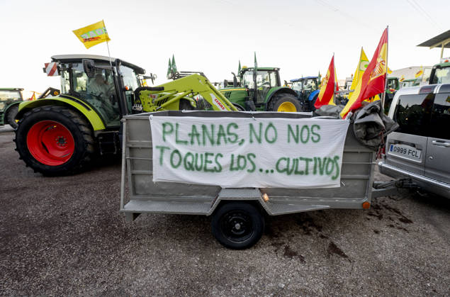 Nearly 500 tractors take to the streets of Madrid to demand a profitable agricultural sector. Several tractors head for the capital on October 28, 2026, in Arganda del Rey, Madrid, Spain. Nearly 500 tractors, accompanied by thousands of farmers and ranchers from all over Spain—called to action by Asaja, COAG, and Unión de Uniones, have taken to the streets of Madrid to demand urgent measures that guarantee the profitability of farms and the future of the countryside. October 28, 2026, Arganda del Rey, Madrid, Arganda del Rey, Madrid, Spain  Copyright: xAlbertoxOrtegax 7874427