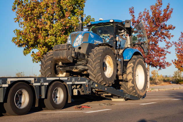 Nearly 500 tractors take to the streets of Madrid to demand a profitable agricultural sector. Several tractors head for the capital on October 28, 2026, in Majadahonda, Madrid, Spain. Nearly 500 tractors, accompanied by thousands of farmers and ranchers from all over Spain—called to action by Asaja, COAG, and Unión de Uniones, have taken to the streets of Madrid to demand urgent measures that guarantee the profitability of farms and the future of the countryside. October 28, 2026, Majadahonda, Madrid, Majadahonda, Madrid, Spain  Copyright: xRafaelxBastantex 7874462