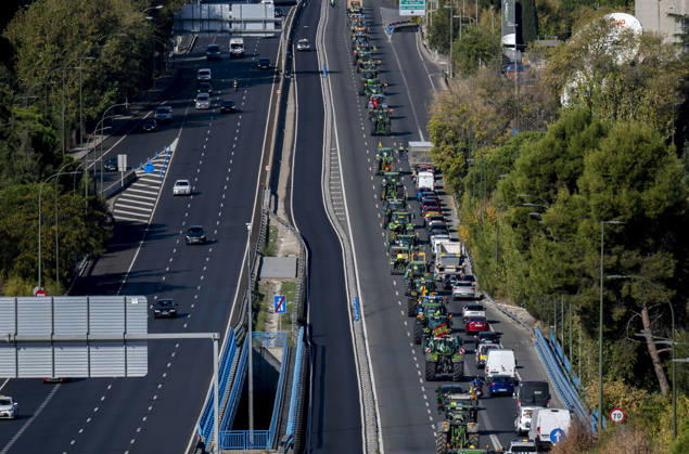 About 500 tractors take to the streets of Madrid to demand a profitable agricultural sector. Several tractors arrive in the capital on October 28, 2026, in Madrid, Spain. Nearly 500 tractors, accompanied by thousands of farmers and ranchers from all over Spain—called to action by Asaja, COAG, and Unión de Uniones, have taken to the streets of Madrid to demand urgent measures that guarantee the profitability of farms and the future of the countryside. October 28, 2026, Madrid, Spain  Copyright: xAlbertoxOrtegax 7874525