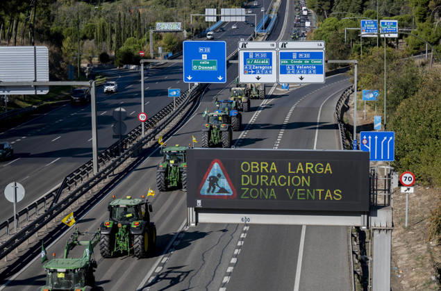 About 500 tractors take to the streets of Madrid to demand a profitable agricultural sector. Several tractors arrive in the capital on October 28, 2026, in Madrid, Spain. Nearly 500 tractors, accompanied by thousands of farmers and ranchers from all over Spain—called to action by Asaja, COAG, and Unión de Uniones, have taken to the streets of Madrid to demand urgent measures that guarantee the profitability of farms and the future of the countryside. October 28, 2026, Madrid, Spain  Copyright: xAlbertoxOrtegax 7874527