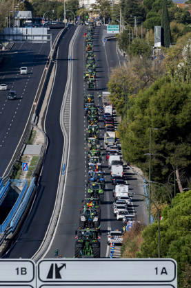 About 500 tractors take to the streets of Madrid to demand a profitable agricultural sector. Several tractors arrive in the capital on October 28, 2026, in Madrid, Spain. Nearly 500 tractors, accompanied by thousands of farmers and ranchers from all over Spain—called to action by Asaja, COAG, and Unión de Uniones, have taken to the streets of Madrid to demand urgent measures that guarantee the profitability of farms and the future of the countryside. October 28, 2026, Madrid, Spain  Copyright: xAlbertoxOrtegax 7874529