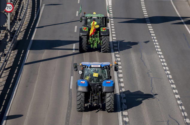 About 500 tractors take to the streets of Madrid to demand a profitable agricultural sector. Several tractors arrive in the capital on October 28, 2026, in Madrid, Spain. Nearly 500 tractors, accompanied by thousands of farmers and ranchers from all over Spain—called to action by Asaja, COAG, and Unión de Uniones, have taken to the streets of Madrid to demand urgent measures that guarantee the profitability of farms and the future of the countryside. October 28, 2026, Madrid, Spain  Copyright: xAlbertoxOrtegax 7874522