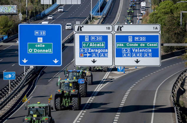 About 500 tractors take to the streets of Madrid to demand a profitable agricultural sector. Several tractors arrive in the capital on October 28, 2026, in Madrid, Spain. Nearly 500 tractors, accompanied by thousands of farmers and ranchers from all over Spain—called to action by Asaja, COAG, and Unión de Uniones, have taken to the streets of Madrid to demand urgent measures that guarantee the profitability of farms and the future of the countryside. October 28, 2026, Madrid, Spain  Copyright: xAlbertoxOrtegax 7874528
